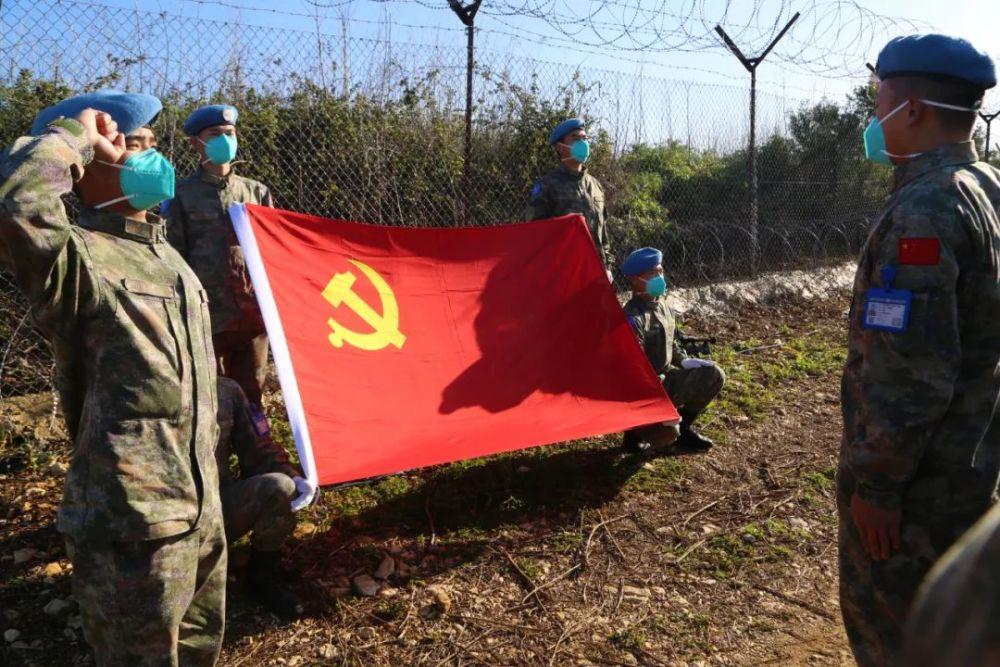 寒风中老人晕倒路旁,路过市民齐力相救暖人心